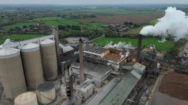 Geniş Britanya Şeker Fabrikası Altyapısının Üzerinde Büyük Depolama Siloları ve Egzoz Plumlarıyla Sinema Uçuşu