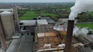 Geniş Britanya Şeker Fabrikası Altyapısının Üzerinde Büyük Depolama Siloları ve Egzoz Plumlarıyla Sinema Uçuşu