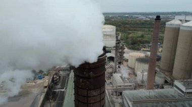 Geniş Britanya Şeker Fabrikası Altyapısının Üzerinde Büyük Depolama Siloları ve Egzoz Plumlarıyla Sinema Uçuşu