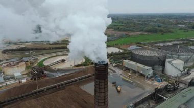 Geniş Britanya Şeker Fabrikası Altyapısının Üzerinde Büyük Depolama Siloları ve Egzoz Plumlarıyla Sinema Uçuşu