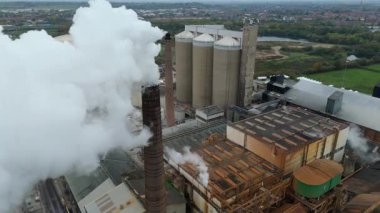 Geniş Britanya Şeker Fabrikası Altyapısının Üzerinde Büyük Depolama Siloları ve Egzoz Plumlarıyla Sinema Uçuşu