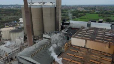 Geniş Britanya Şeker Fabrikası Altyapısının Üzerinde Büyük Depolama Siloları ve Egzoz Plumlarıyla Sinema Uçuşu