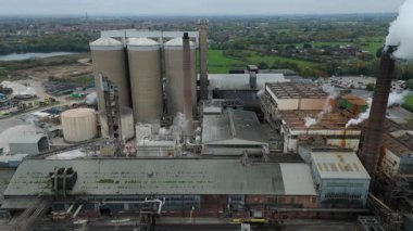 Geniş Britanya Şeker Fabrikası Altyapısının Üzerinde Büyük Depolama Siloları ve Egzoz Plumlarıyla Sinema Uçuşu
