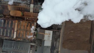 Geniş Britanya Şeker Fabrikası Altyapısının Üzerinde Büyük Depolama Siloları ve Egzoz Plumlarıyla Sinema Uçuşu