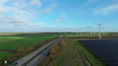Büyük Fotovoltaik Güneş Santrali ve Kırsal İngiltere 'de Yüksek Voltajlı Şebeke Altyapısının Yüksek İrtifa Dronu Perspektifi