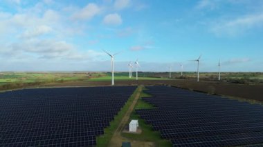 Büyük Fotovoltaik Güneş Santrali ve Kırsal İngiltere 'de Yüksek Voltajlı Şebeke Altyapısının Yüksek İrtifa Dronu Perspektifi