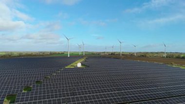 Büyük Fotovoltaik Güneş Santrali ve Kırsal İngiltere 'de Yüksek Voltajlı Şebeke Altyapısının Yüksek İrtifa Dronu Perspektifi