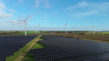 Büyük Fotovoltaik Güneş Santrali ve Kırsal İngiltere 'de Yüksek Voltajlı Şebeke Altyapısının Yüksek İrtifa Dronu Perspektifi