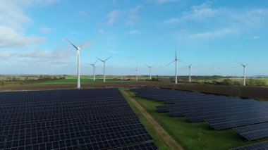 Büyük Fotovoltaik Güneş Santrali ve Kırsal İngiltere 'de Yüksek Voltajlı Şebeke Altyapısının Yüksek İrtifa Dronu Perspektifi