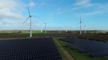 Büyük Fotovoltaik Güneş Santrali ve Kırsal İngiltere 'de Yüksek Voltajlı Şebeke Altyapısının Yüksek İrtifa Dronu Perspektifi