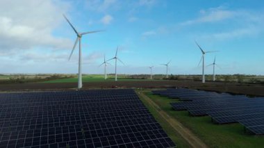 Büyük Fotovoltaik Güneş Santrali ve Kırsal İngiltere 'de Yüksek Voltajlı Şebeke Altyapısının Yüksek İrtifa Dronu Perspektifi