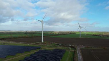 Büyük Fotovoltaik Güneş Santrali ve Kırsal İngiltere 'de Yüksek Voltajlı Şebeke Altyapısının Yüksek İrtifa Dronu Perspektifi