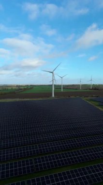 Büyük Fotovoltaik Güneş Santrali ve Kırsal İngiltere 'de Yüksek Voltajlı Şebeke Altyapısının Yüksek İrtifa Dronu Perspektifi