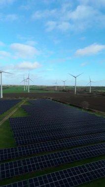 Büyük Fotovoltaik Güneş Santrali ve Kırsal İngiltere 'de Yüksek Voltajlı Şebeke Altyapısının Yüksek İrtifa Dronu Perspektifi