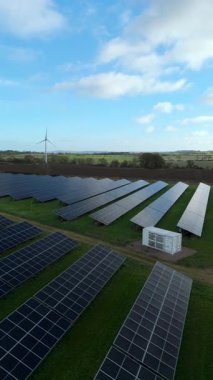 Büyük Fotovoltaik Güneş Santrali ve Kırsal İngiltere 'de Yüksek Voltajlı Şebeke Altyapısının Yüksek İrtifa Dronu Perspektifi