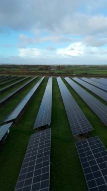 Büyük Fotovoltaik Güneş Santrali ve Kırsal İngiltere 'de Yüksek Voltajlı Şebeke Altyapısının Yüksek İrtifa Dronu Perspektifi