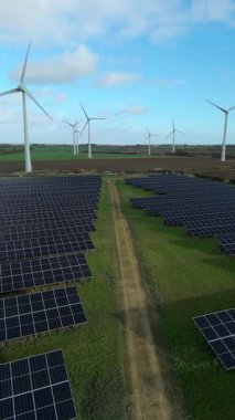 Büyük Fotovoltaik Güneş Santrali ve Kırsal İngiltere 'de Yüksek Voltajlı Şebeke Altyapısının Yüksek İrtifa Dronu Perspektifi