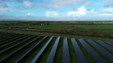Büyük Fotovoltaik Güneş Santrali ve Kırsal İngiltere 'de Yüksek Voltajlı Şebeke Altyapısının Yüksek İrtifa Dronu Perspektifi
