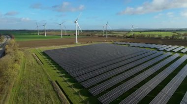 Büyük Fotovoltaik Güneş Santrali ve Kırsal İngiltere 'de Yüksek Voltajlı Şebeke Altyapısının Yüksek İrtifa Dronu Perspektifi