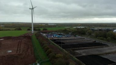 Geniş çaplı atık su arıtma tesisinin yüksek irtifa görüntüsü. Dairesel berraklığı ve yerleşim göletleri Soar Valley Leicester 'da.