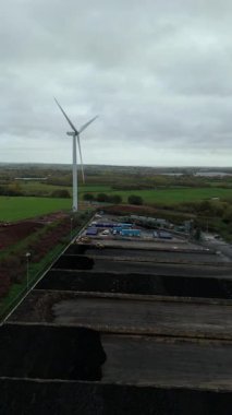 Geniş çaplı atık su arıtma tesisinin yüksek irtifa görüntüsü. Dairesel berraklığı ve yerleşim göletleri Soar Valley Leicester 'da.