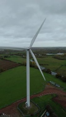Geniş çaplı atık su arıtma tesisinin yüksek irtifa görüntüsü. Dairesel berraklığı ve yerleşim göletleri Soar Valley Leicester 'da.
