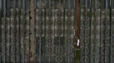 Geniş çaplı atık su arıtma tesisinin yüksek irtifa görüntüsü. Dairesel berraklığı ve yerleşim göletleri Soar Valley Leicester 'da.