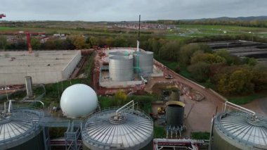 Geniş çaplı atık su arıtma tesisinin yüksek irtifa görüntüsü. Dairesel berraklığı ve yerleşim göletleri Soar Valley Leicester 'da.
