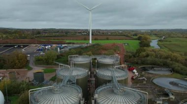 Geniş çaplı atık su arıtma tesisinin yüksek irtifa görüntüsü. Dairesel berraklığı ve yerleşim göletleri Soar Valley Leicester 'da.