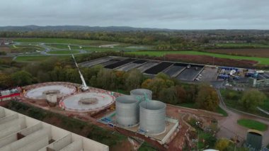Geniş çaplı atık su arıtma tesisinin yüksek irtifa görüntüsü. Dairesel berraklığı ve yerleşim göletleri Soar Valley Leicester 'da.