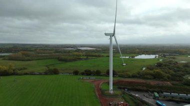 Geniş çaplı atık su arıtma tesisinin yüksek irtifa görüntüsü. Dairesel berraklığı ve yerleşim göletleri Soar Valley Leicester 'da.
