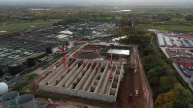 Geniş çaplı atık su arıtma tesisinin yüksek irtifa görüntüsü. Dairesel berraklığı ve yerleşim göletleri Soar Valley Leicester 'da.