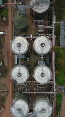 Geniş çaplı atık su arıtma tesisinin yüksek irtifa görüntüsü. Dairesel berraklığı ve yerleşim göletleri Soar Valley Leicester 'da.