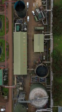 Geniş çaplı atık su arıtma tesisinin yüksek irtifa görüntüsü. Dairesel berraklığı ve yerleşim göletleri Soar Valley Leicester 'da.