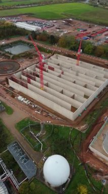 Geniş çaplı atık su arıtma tesisinin yüksek irtifa görüntüsü. Dairesel berraklığı ve yerleşim göletleri Soar Valley Leicester 'da.