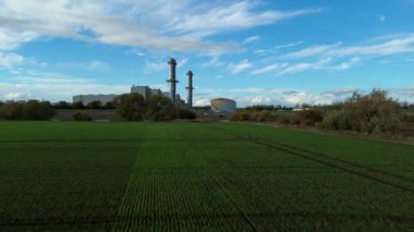 İngiltere 'nin Newark-on-Trent yakınlarındaki büyük bir CCGT doğalgaz enerji santrali olan Staythorpe Elektrik Santrali' nin hava aracı görüntüsü taranıyor.