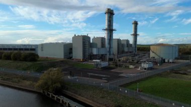 İngiltere 'nin Newark-on-Trent yakınlarındaki büyük bir CCGT doğalgaz enerji santrali olan Staythorpe Elektrik Santrali' nin hava aracı görüntüsü taranıyor.