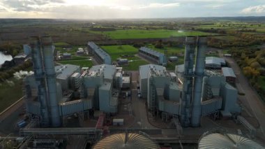 İngiltere 'nin Newark-on-Trent yakınlarındaki büyük bir CCGT doğalgaz enerji santrali olan Staythorpe Elektrik Santrali' nin hava aracı görüntüsü taranıyor.