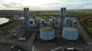 İngiltere 'nin Newark-on-Trent yakınlarındaki büyük bir CCGT doğalgaz enerji santrali olan Staythorpe Elektrik Santrali' nin hava aracı görüntüsü taranıyor.