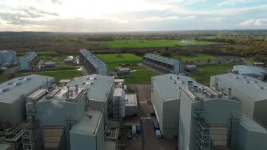 İngiltere 'nin Newark-on-Trent yakınlarındaki büyük bir CCGT doğalgaz enerji santrali olan Staythorpe Elektrik Santrali' nin hava aracı görüntüsü taranıyor.