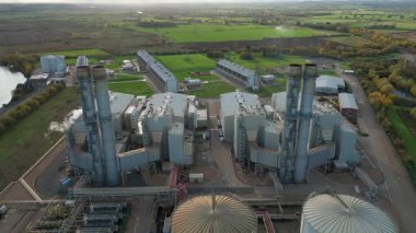 İngiltere 'nin Newark-on-Trent yakınlarındaki büyük bir CCGT doğalgaz enerji santrali olan Staythorpe Elektrik Santrali' nin hava aracı görüntüsü taranıyor.