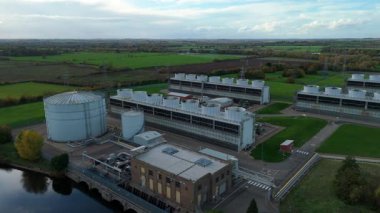 İngiltere 'nin Newark-on-Trent yakınlarındaki büyük bir CCGT doğalgaz enerji santrali olan Staythorpe Elektrik Santrali' nin hava aracı görüntüsü taranıyor.