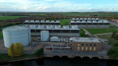 İngiltere 'nin Newark-on-Trent yakınlarındaki büyük bir CCGT doğalgaz enerji santrali olan Staythorpe Elektrik Santrali' nin hava aracı görüntüsü taranıyor.