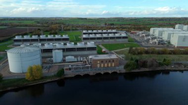 İngiltere 'nin Newark-on-Trent yakınlarındaki büyük bir CCGT doğalgaz enerji santrali olan Staythorpe Elektrik Santrali' nin hava aracı görüntüsü taranıyor.