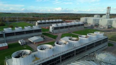 İngiltere 'nin Newark-on-Trent yakınlarındaki büyük bir CCGT doğalgaz enerji santrali olan Staythorpe Elektrik Santrali' nin hava aracı görüntüsü taranıyor.