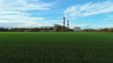 İngiltere 'nin Newark-on-Trent yakınlarındaki büyük bir CCGT doğalgaz enerji santrali olan Staythorpe Elektrik Santrali' nin hava aracı görüntüsü taranıyor.