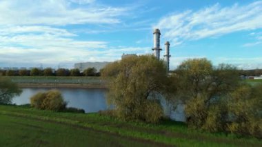 İngiltere 'nin Newark-on-Trent yakınlarındaki büyük bir CCGT doğalgaz enerji santrali olan Staythorpe Elektrik Santrali' nin hava aracı görüntüsü taranıyor.