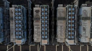 İngiltere 'nin Newark-on-Trent yakınlarındaki büyük bir CCGT doğalgaz enerji santrali olan Staythorpe Elektrik Santrali' nin hava aracı görüntüsü taranıyor.