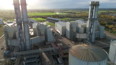İngiltere 'nin Newark-on-Trent yakınlarındaki büyük bir CCGT doğalgaz enerji santrali olan Staythorpe Elektrik Santrali' nin hava aracı görüntüsü taranıyor.