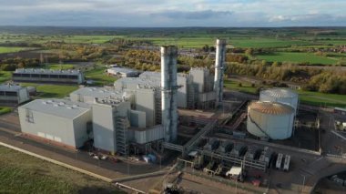 İngiltere 'nin Newark-on-Trent yakınlarındaki büyük bir CCGT doğalgaz enerji santrali olan Staythorpe Elektrik Santrali' nin hava aracı görüntüsü taranıyor.